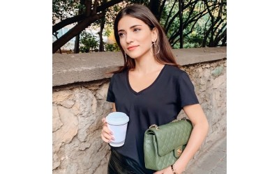 Görünümü Vurgulayan Organik V Yaka Tişört